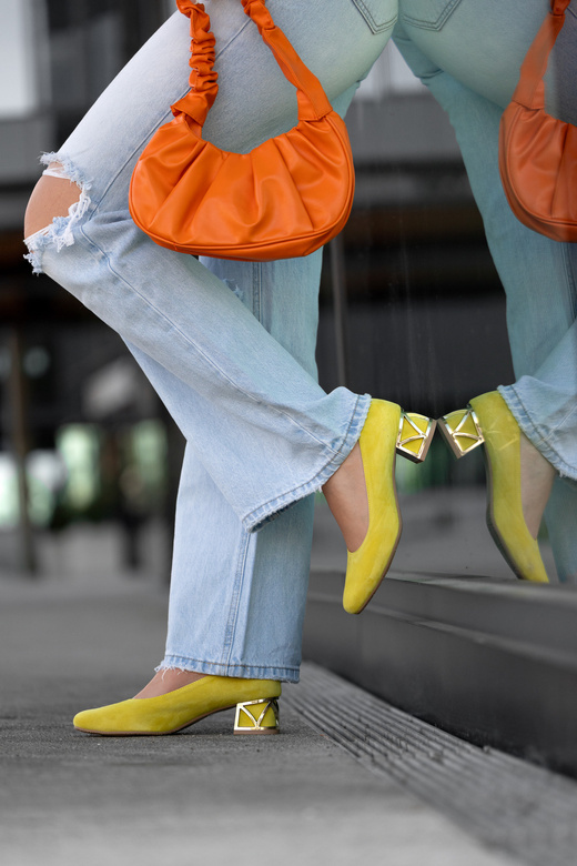 Bequeme Damenschuhe Zitrone Pumps mit dekorativem Absatz Natürliches Wildleder 219 von ElitaBut