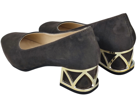 Bequeme Damenschuhe Schokolade Pumps mit dekorativem Absatz Natürliches Wildleder 219 von ElitaBut