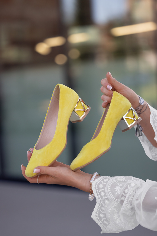 Bequeme Damenschuhe Zitrone Pumps mit dekorativem Absatz Natürliches Wildleder 219 von ElitaBut